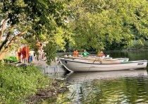 Взять в аренду лодку или катамаран можно в Принарском парке