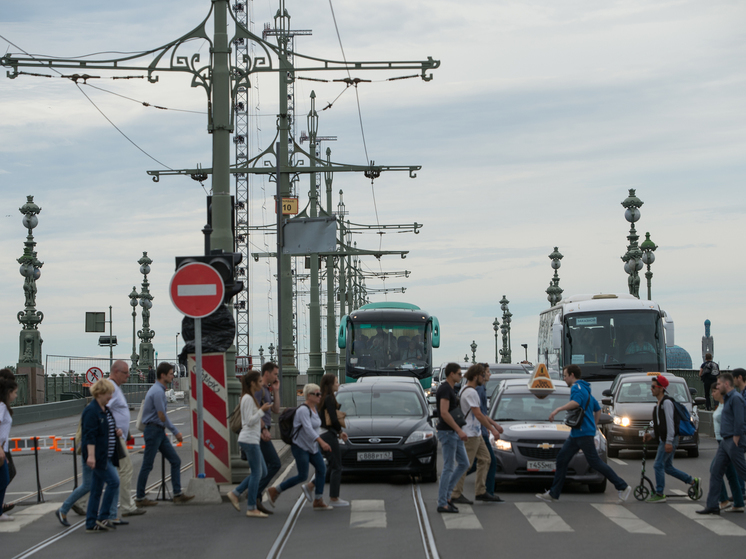 «Алые паруса» на неделю изменят график разводки Троицкого моста: какие автобусы пустят по другим маршрутам