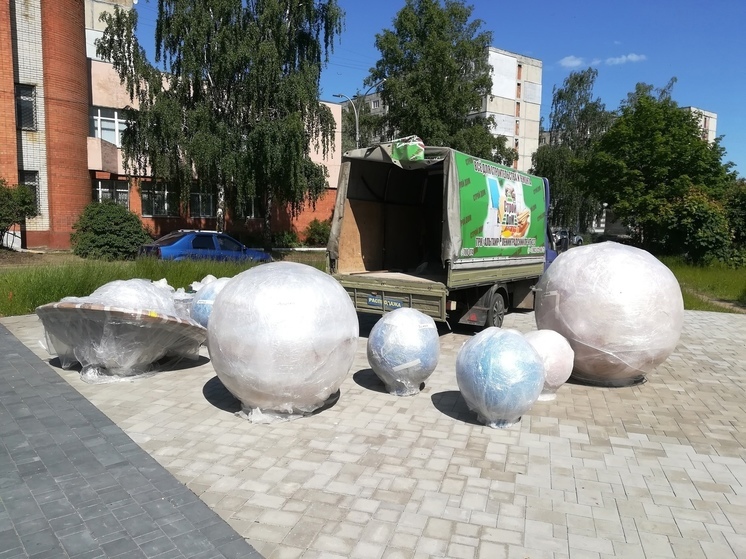 В Тутаеве у молодежного центра  «Галактика» открыли «Парад планет»