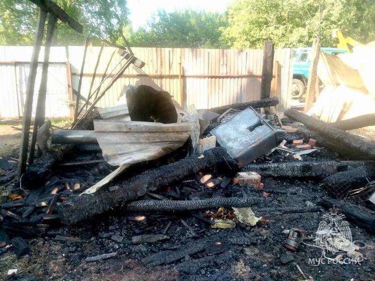 В Ярцево в результате пожара уничтожены гараж и баня