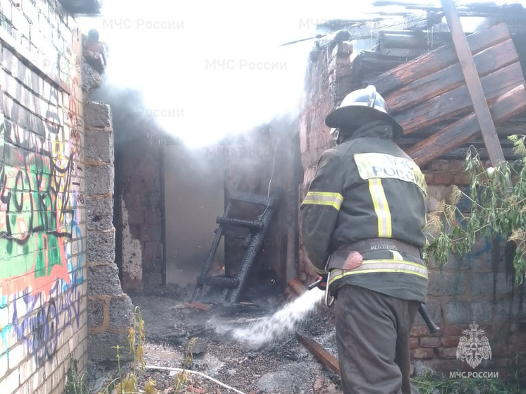Пожар на улице Лазурной в Орле: нежилой дом стал жертвой огня