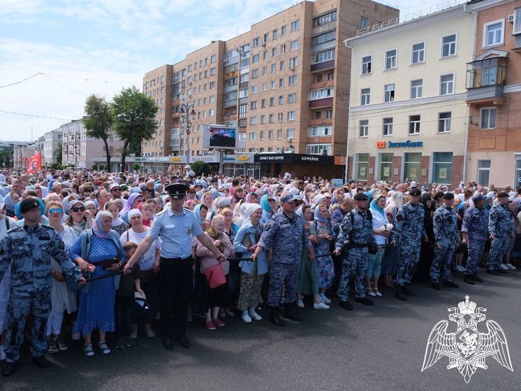 В Курске около 100 сотрудников Росгвардии обеспечивали безопасность во время Крестного хода