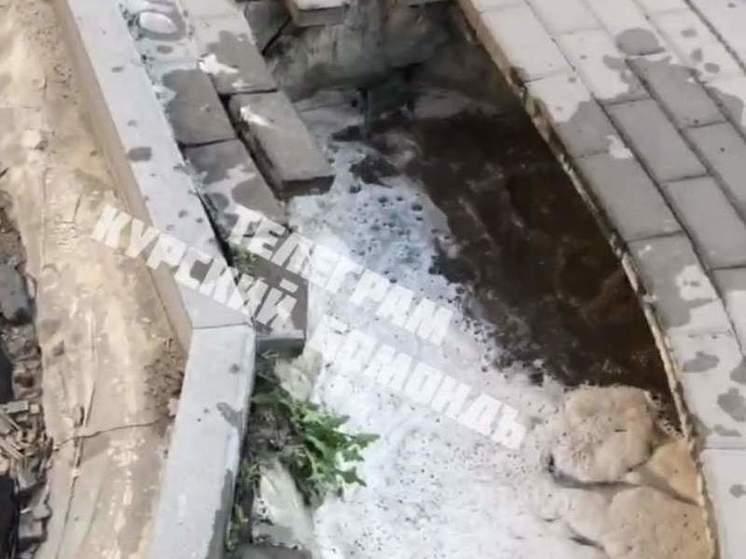 В центре Курска в районе Ахтырского переулка женщина провалилась в яму на тротуаре