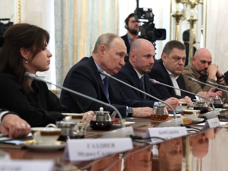 Экс-разведчик США Риттер счел встречу Путина с военкорами поступком настоящего лидера