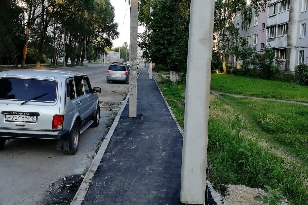 Стоим на тротуаре. Тротуар. Столб посреди дороги. Край тротуара. Тротуарах III категории.