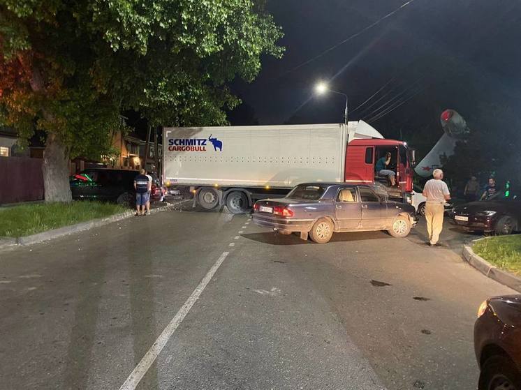 В Анапе столкнулись грузовик и легковушка