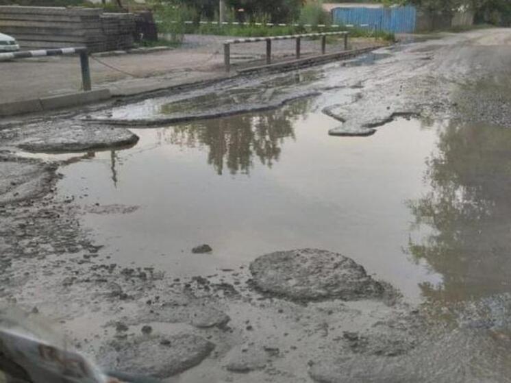 Жители Ростова пожаловались на разбитую дорогу на Доватора