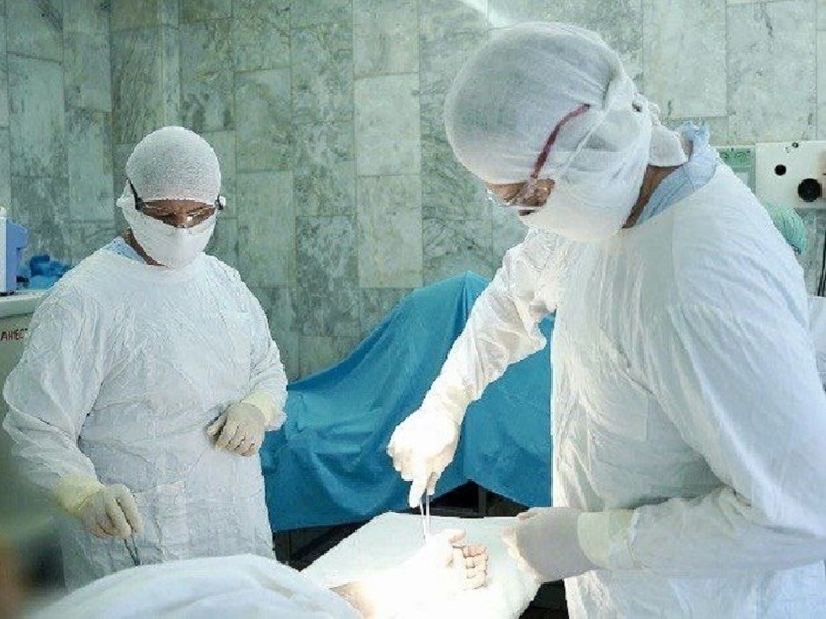 В Омске медики спасли выпавшую из окна дома женщину