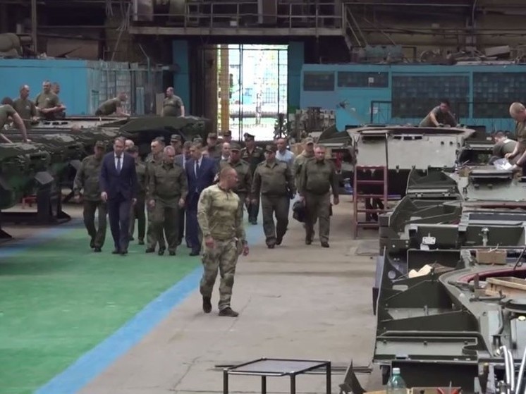 Министр обороны проверил технику и вооружение для СВО в Омской области