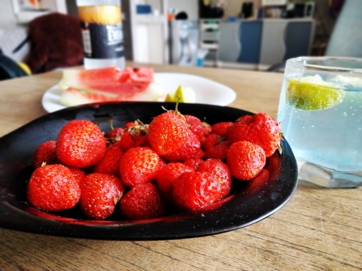 Диетолог Тихомирова: клубника является полезной и низкокалорийной ягодой