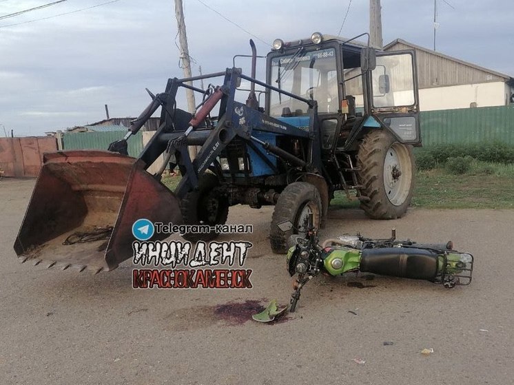 13-летний подросток влетел в трактор на мотоцикле в Забайкалье