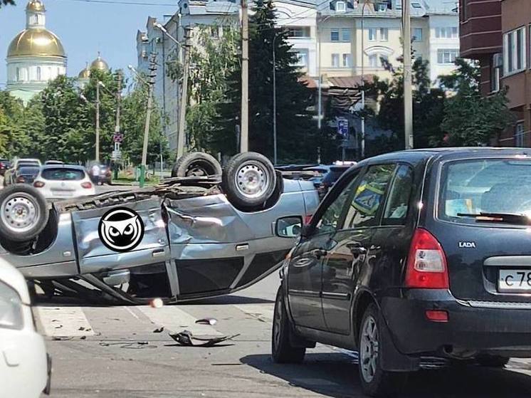 От удара легковушку перевернуло на крышу: жесткое ДТП в Пензе на Свердлова