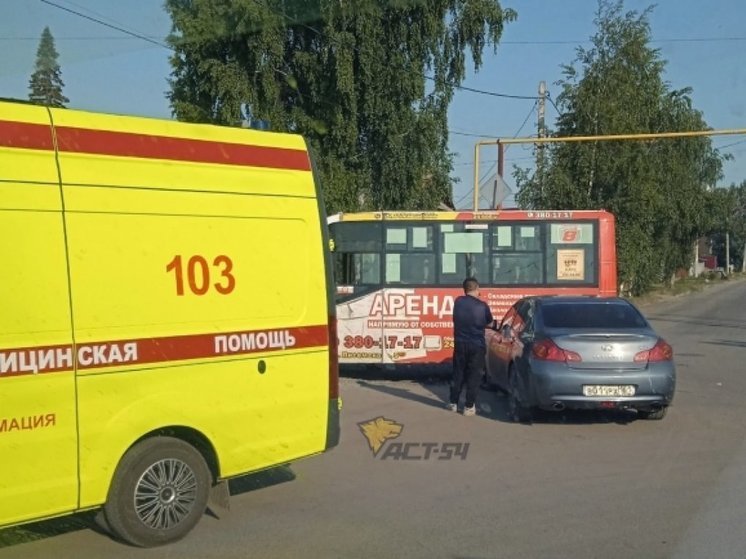 В Новосибирске Infiniti G35 столкнулась с микроавтобусом