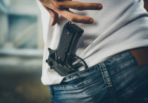 Житель Всеволожска выстрелил в грудь собутыльника из травматического пистолета. Об этом сообщил источник в правоохранительных органах.