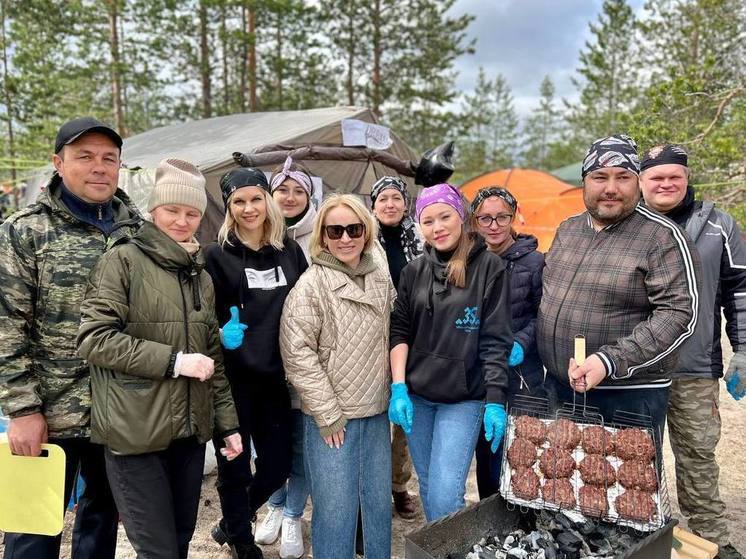 В Муравленко фестиваль «Белые ночи» посетили прибывший в отпуск боец СВО и молодежь из Волновахи