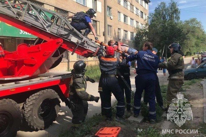 В Челябинске женщина выпала из окна четвертого этажа - МКЧелябинск