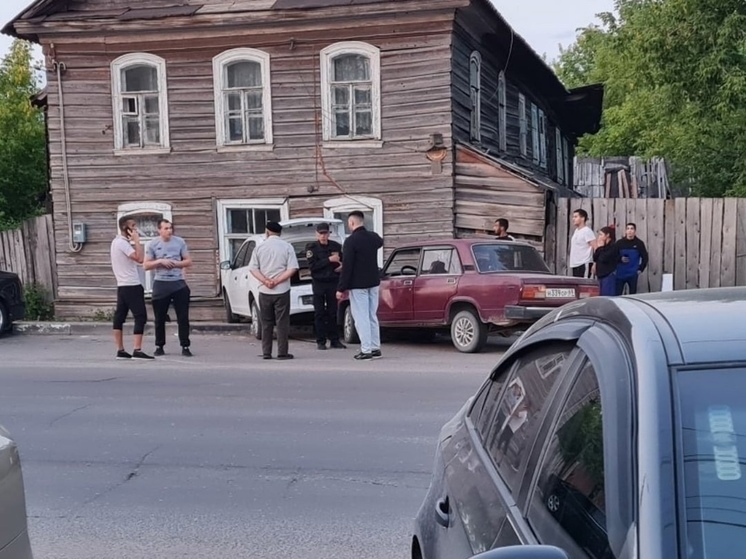 В Торжке Тверской области легковушка врезалась в дом