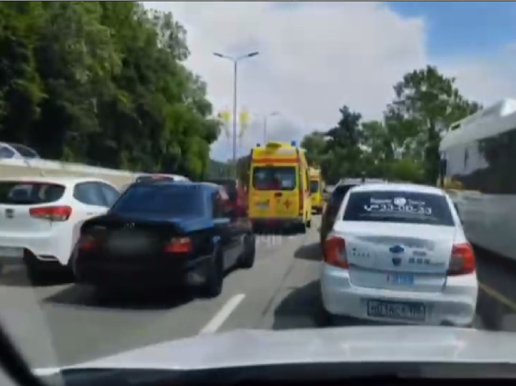 Госавтоинспекторы Сочи привлекли к ответственности водителя «Мерседеса», объезжавшего пробку за машиной скорой помощи