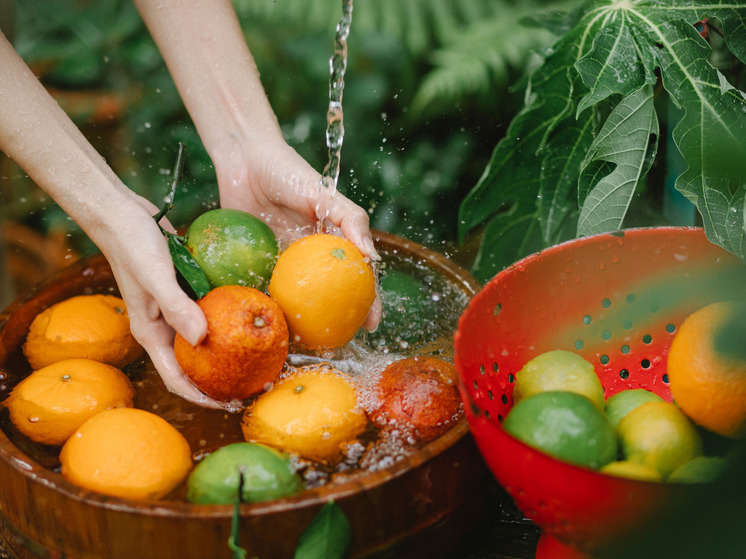 Жителям Ленобласти напомнили, как выбирать и мыть фрукты и овощи