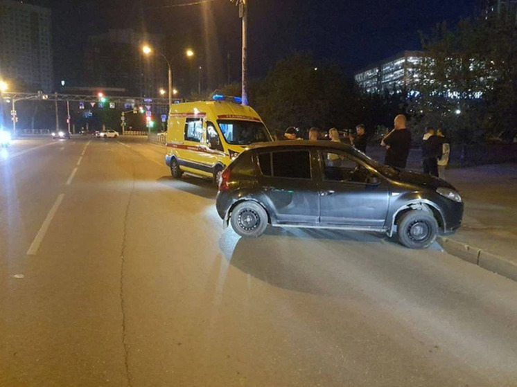Водитель в Екатеринбурге наехал на дорожный бордюр и умер