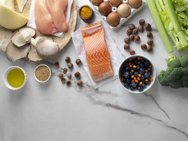 Тофу, рыба и шпинат: терапевт посоветовала продукты для женщин после 40 лет