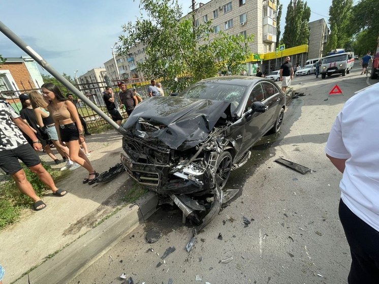 На юге Волгограда в ДТП разбился водитель, его годовалый сын в больнице