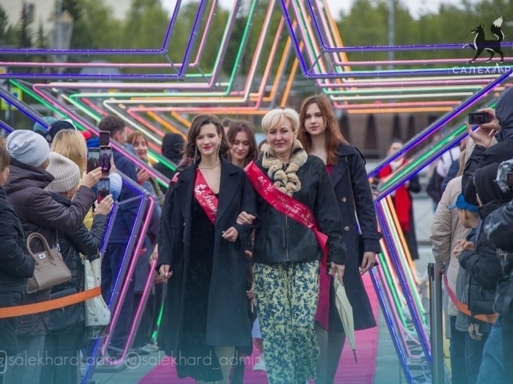 Прошли по красной дорожке и закружились в вальсе: в Салехарде прошел первый общегородской выпускной