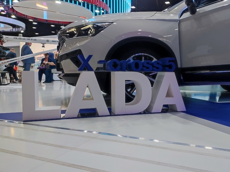 С конвейера автозавода «Lada Санкт-Петербург» сошел первый автомобиль, его приобрел лидер ЛДПР Слуцкий