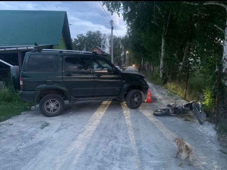 В ДТП под Новосибирском УАЗ врезался в мотоцикл с двумя подростками