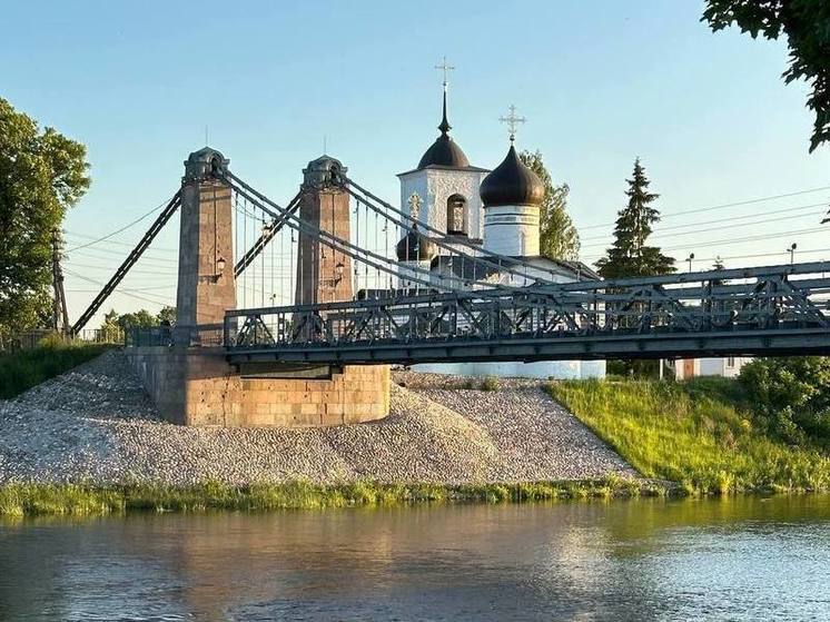 Псковский губернатор показал церковь, в которой крестили его жену