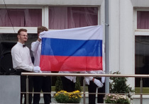 Замглавы Минобрнауки Константин Могилевский сообщил, что ведомство не рассматривает возможность введения в вузах церемонии поднятия флага и исполнения гимна, аналогичной той, которая проводится в школах