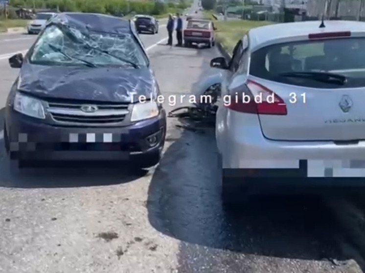 Под Белгородом произошла авария с участием двух легковушек