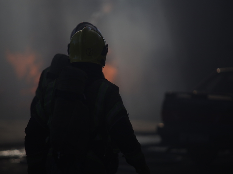 В Калининградской области спасатели эвакуировали 30 человек из горящего дома
