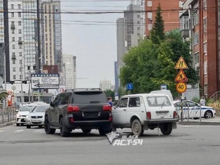 В Новосибирске тонированный «Лексус» без номеров угодил в ДТП