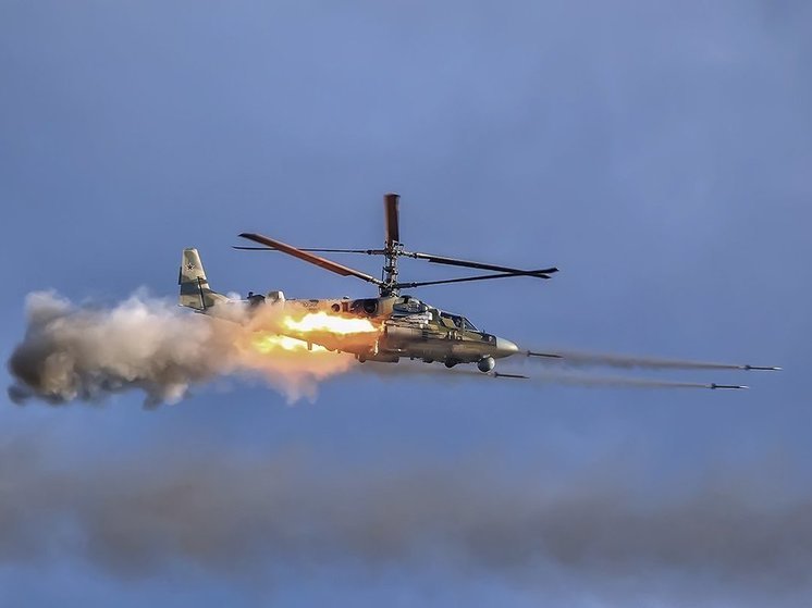 Минобороны показало видео уничтожения бронетехники ВСУ вертолетами Ка-52