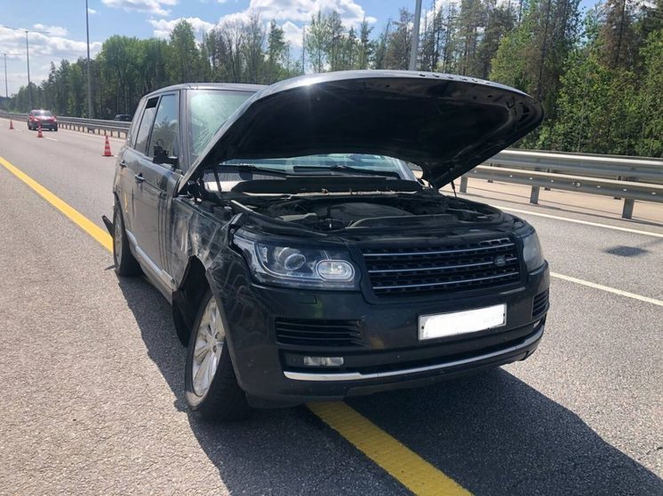 На М-11 в Тверской области женщина сбила водителя, менявшего колесо на автомобиле
