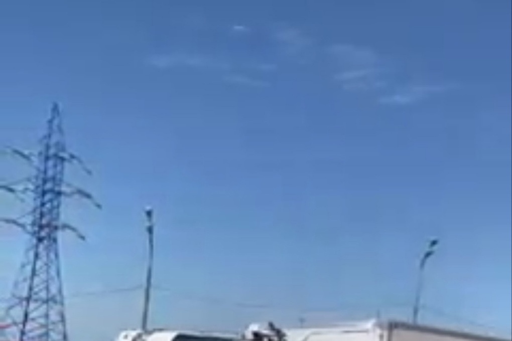 Грузовик опрокинулся на бок на Ленинградском шоссе - МК Московская область