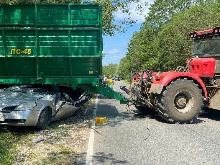 Легковушка заехала под прицеп сельхозтехники в деревне под Серпуховом