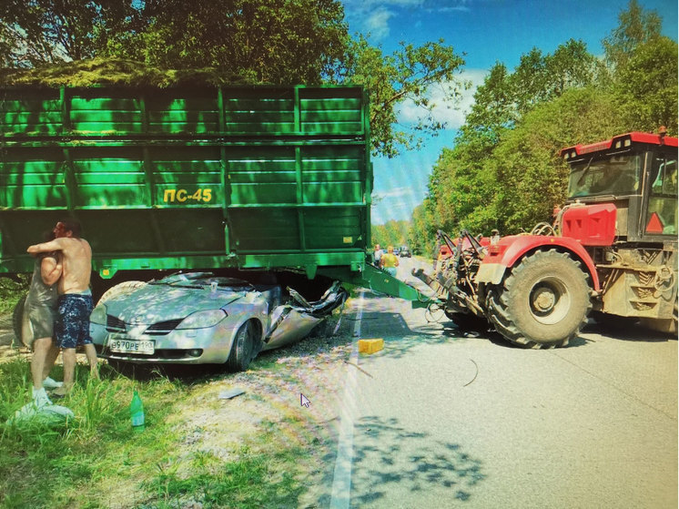В Подмосковье из-за трактора с сеном в смертельное ДТП попала машина с семьей