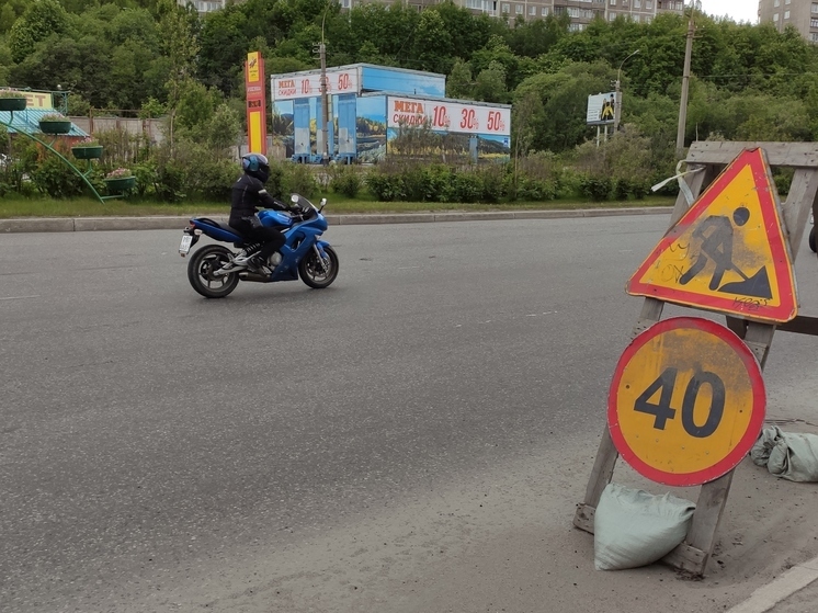Апатитчанин пожаловался на припаркованный в подъезде спортбайк
