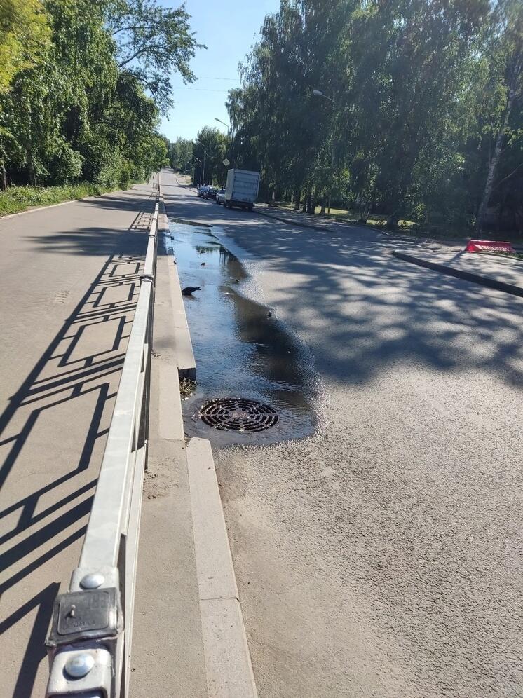 Ключи забили из-под поребрика на дороге в Петрозаводске