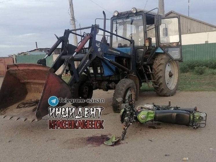 Врезавшийся в трактор в Краснокаменске подросток находится в коме