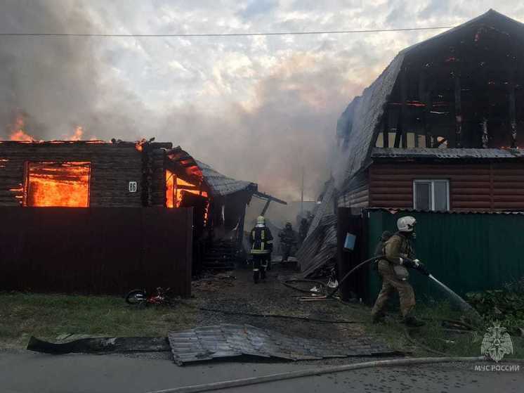 Три частных дома загорелись в Омске