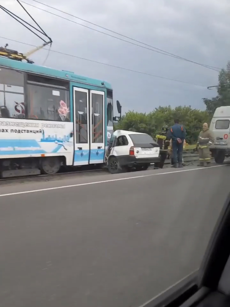 Соцсети: трамвай протаранил легковушку в кузбасском городе