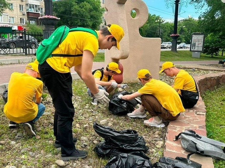 Школьники очистили клумбы от мусора в центре Хабаровска