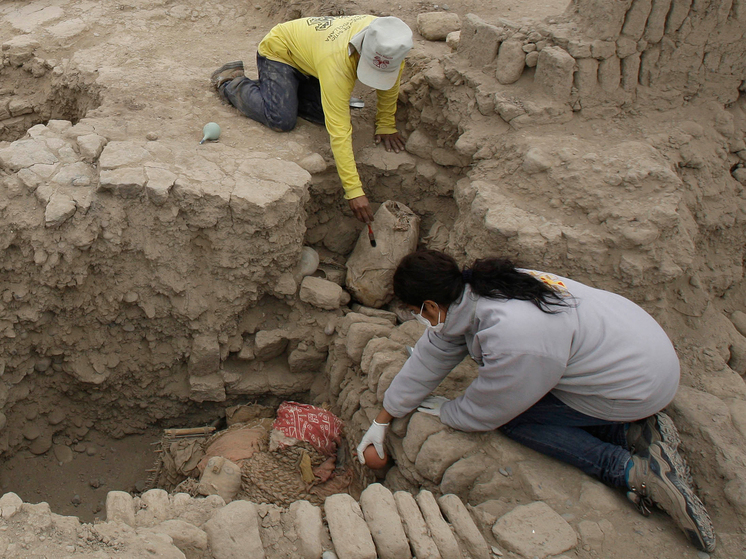 Археологи отыскали древнюю мумию под мусорной свалкой0