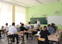 В Хабаровском крае сдают последний ЕГЭ основного периода - информатику. Это второй по популярности предмет по выбору в регионе - его выбрали 1192 выпускника, сообщили в краевом правительстве.