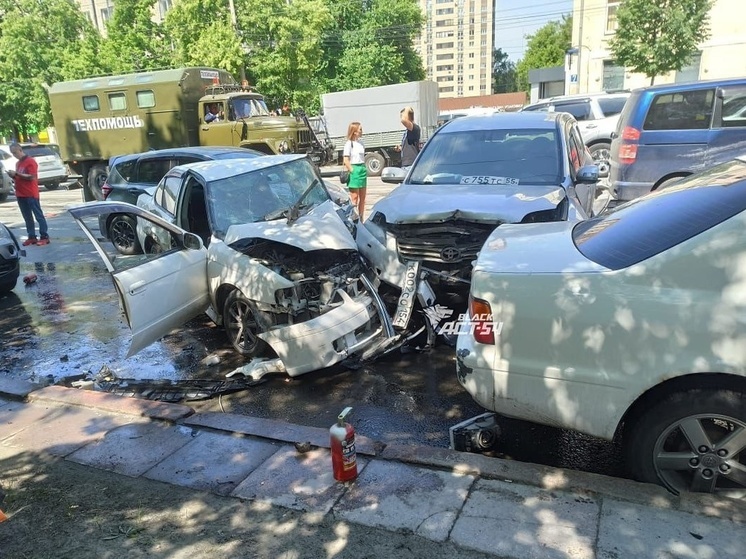 В Новосибирске из-за недомогания водителя произошло массовое ДТП с шестью автомобилями