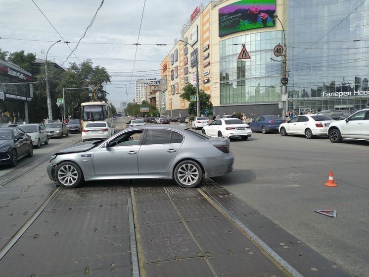 В Новосибирске 12-летняя девочка в салоне BMW пострадала после жесткого столкновения с Lexus