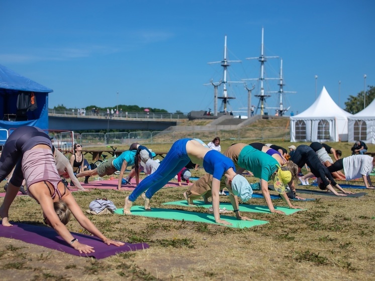 К фестивалю йоги в Великом Новгороде присоединились более 300 человек